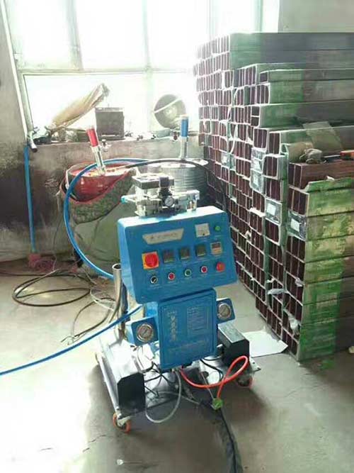 河北聚氨酯噴涂發(fā)泡機大型生產工廠 廠家直銷價(圖1) 高壓小型聚氨酯發(fā)泡機施工案例